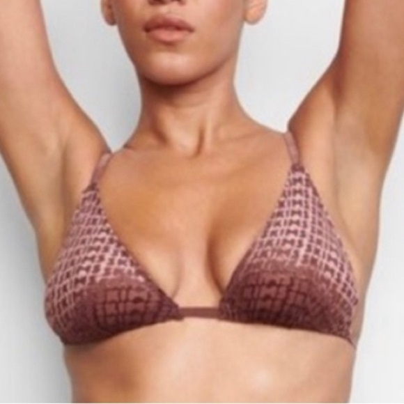 RARE!! SKIMS LOGO Bra NWT size 4X - Picture 1 of 5